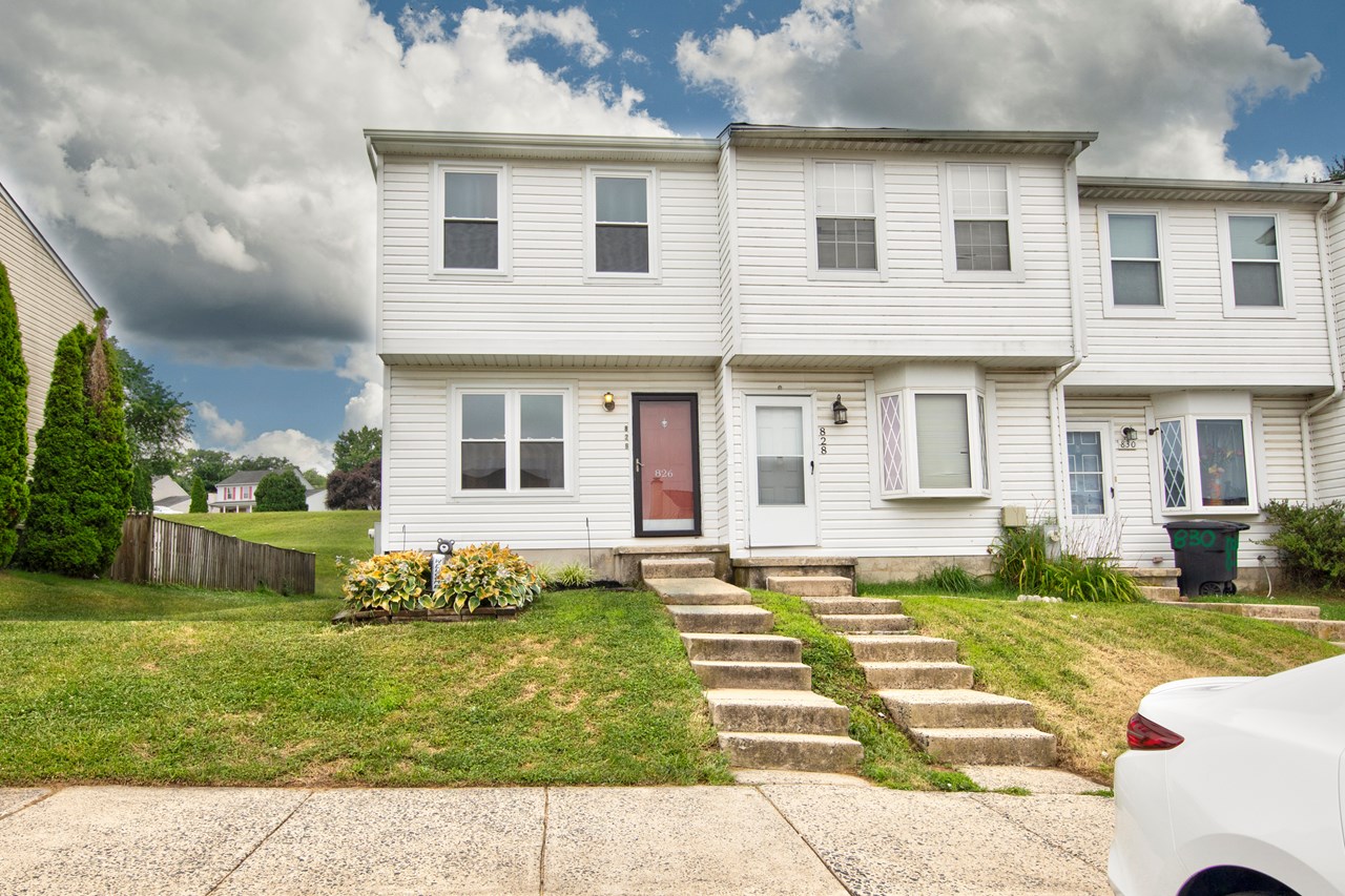 826 CLOVER LEAF COURT 
