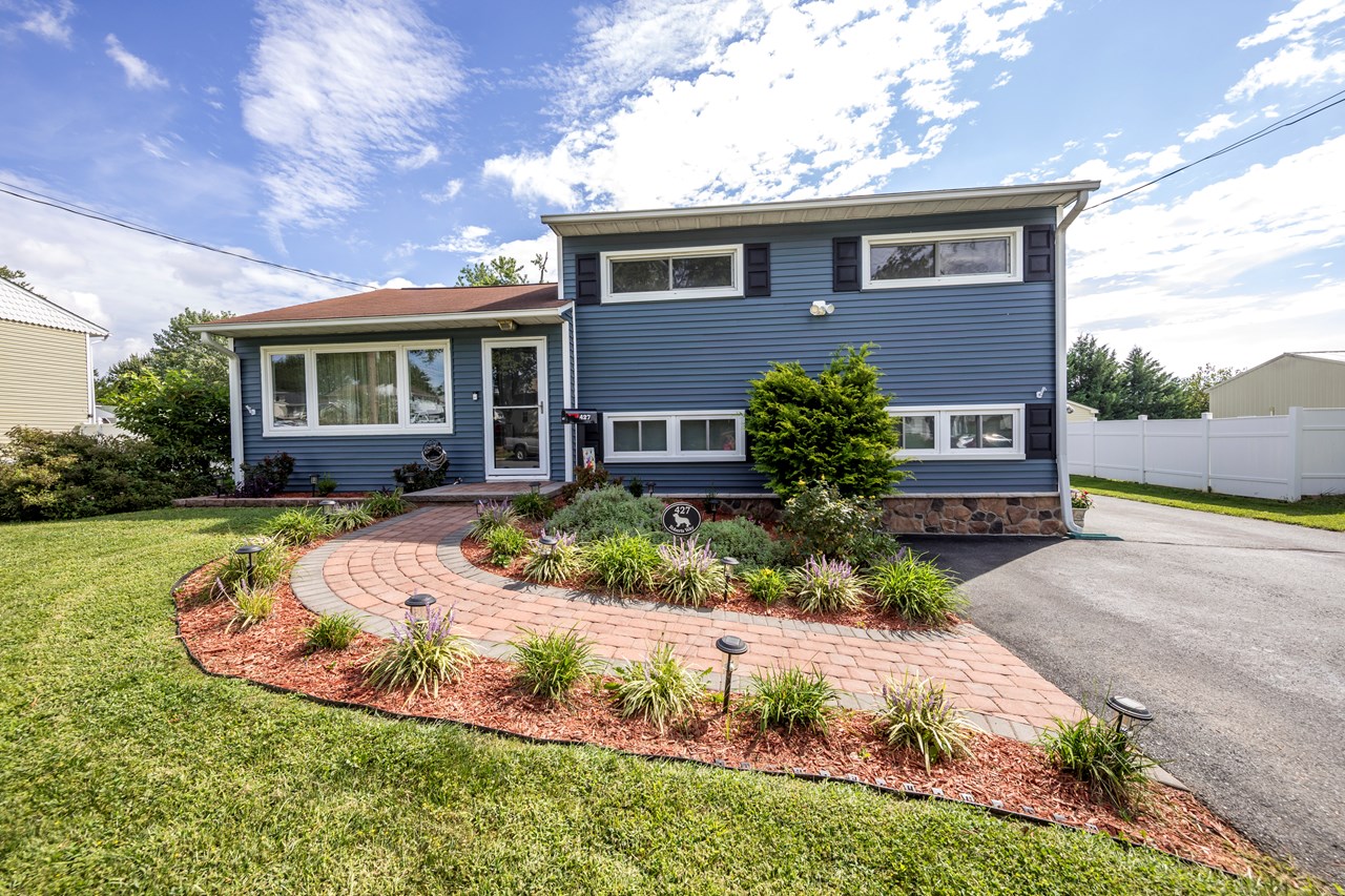 427 ROBERTS WAY 