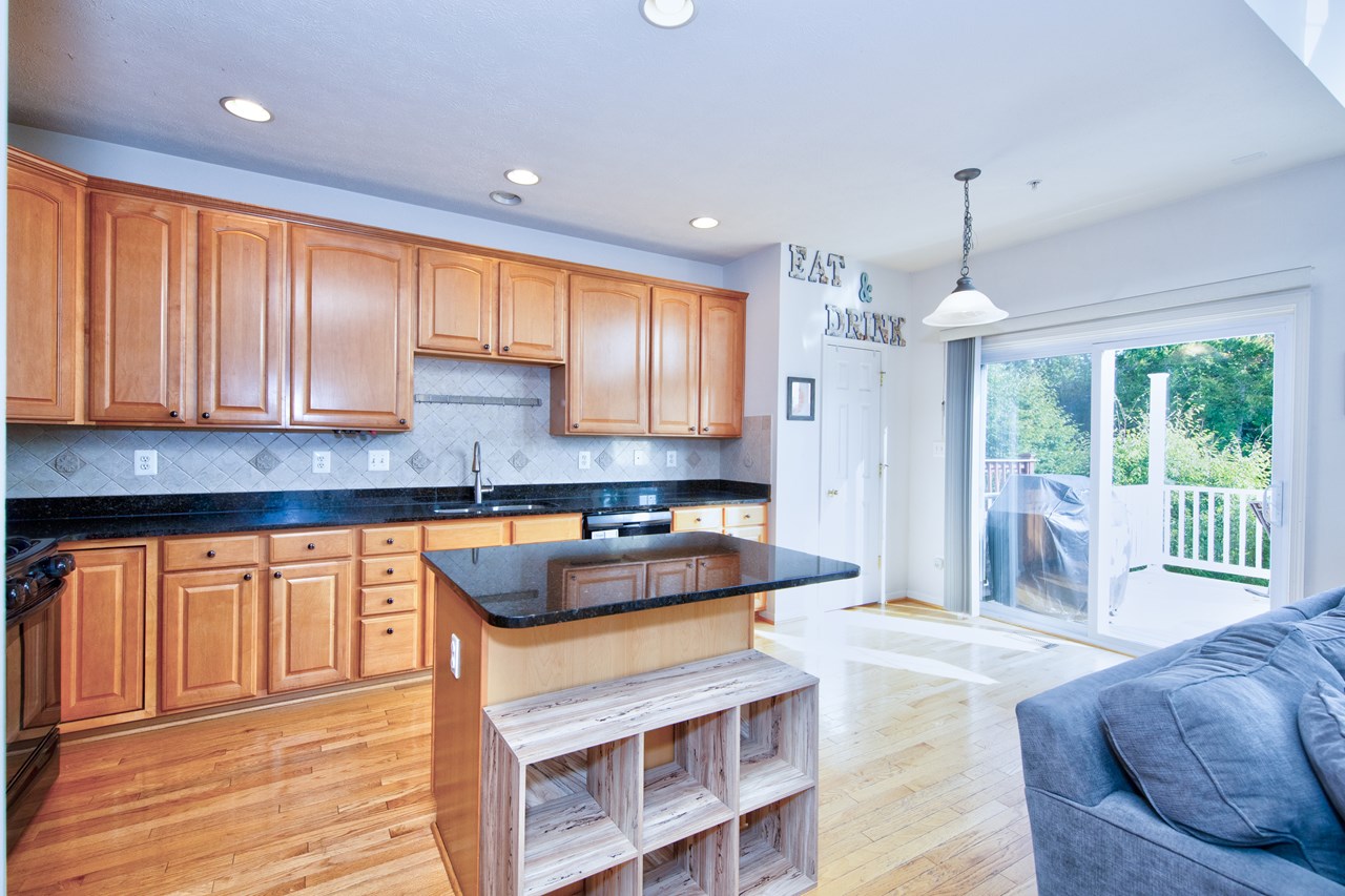 large eat in kitchen w/ deck access