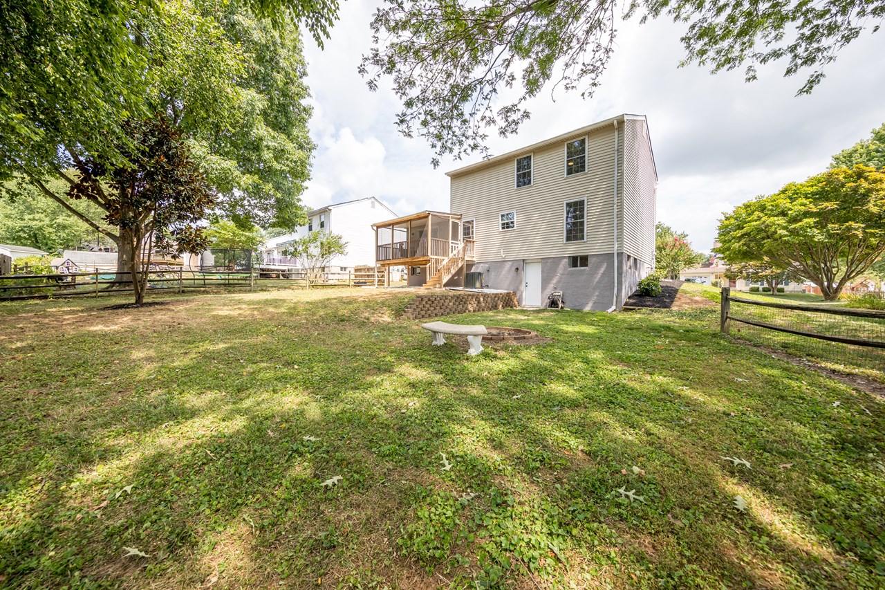 view of screened deck and rear of house