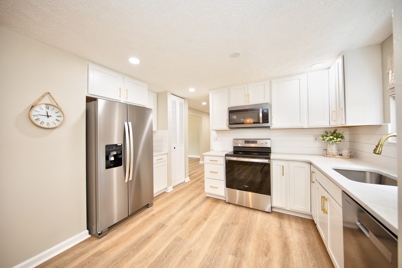 ktchen with all ss appliances