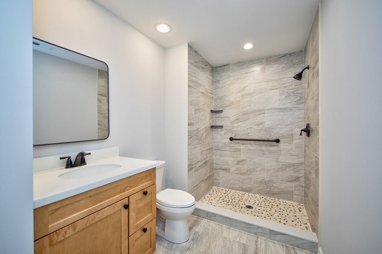 upper level full bathroom