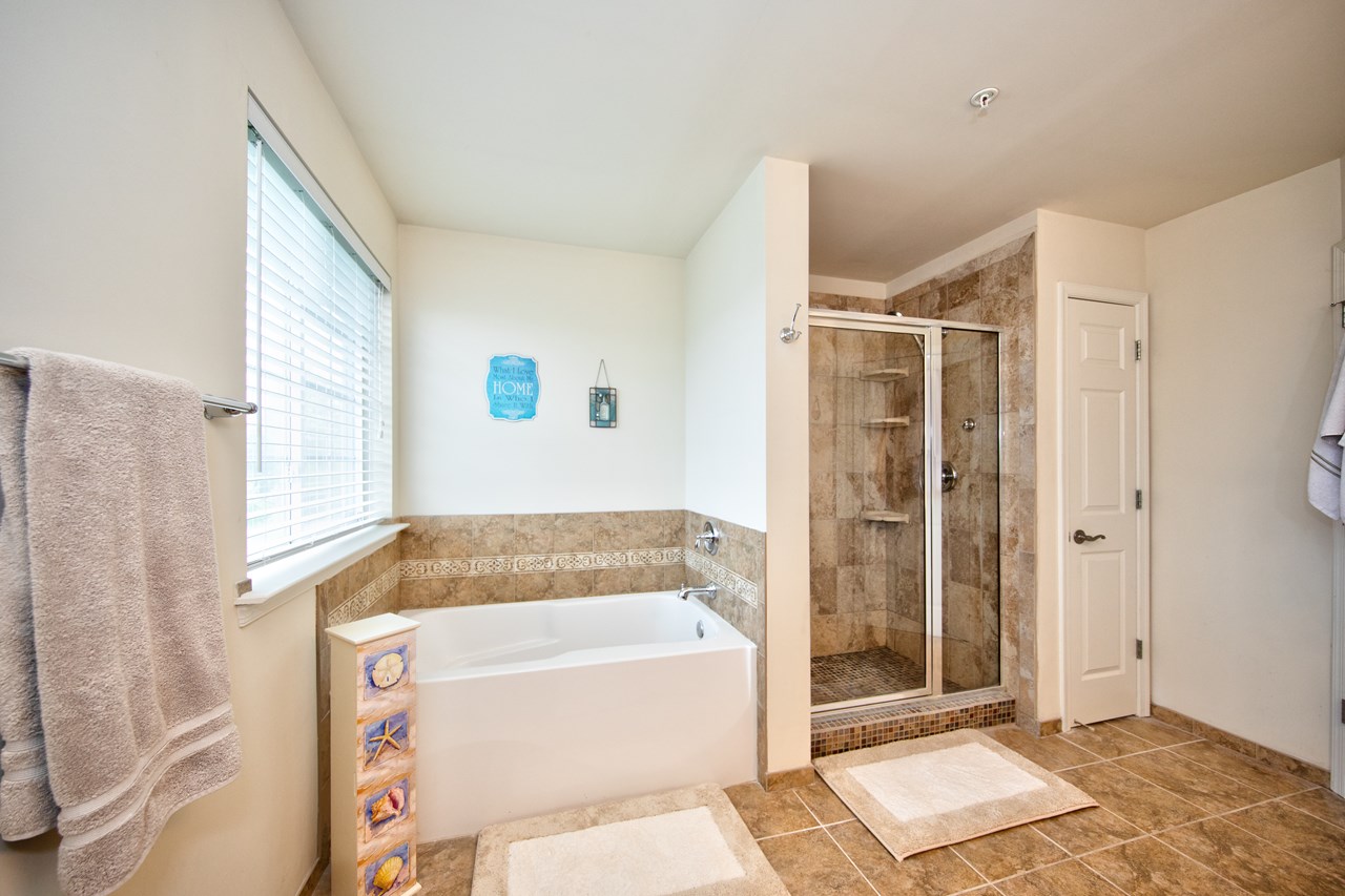 primary bathroom w/ double sink, tub & shower