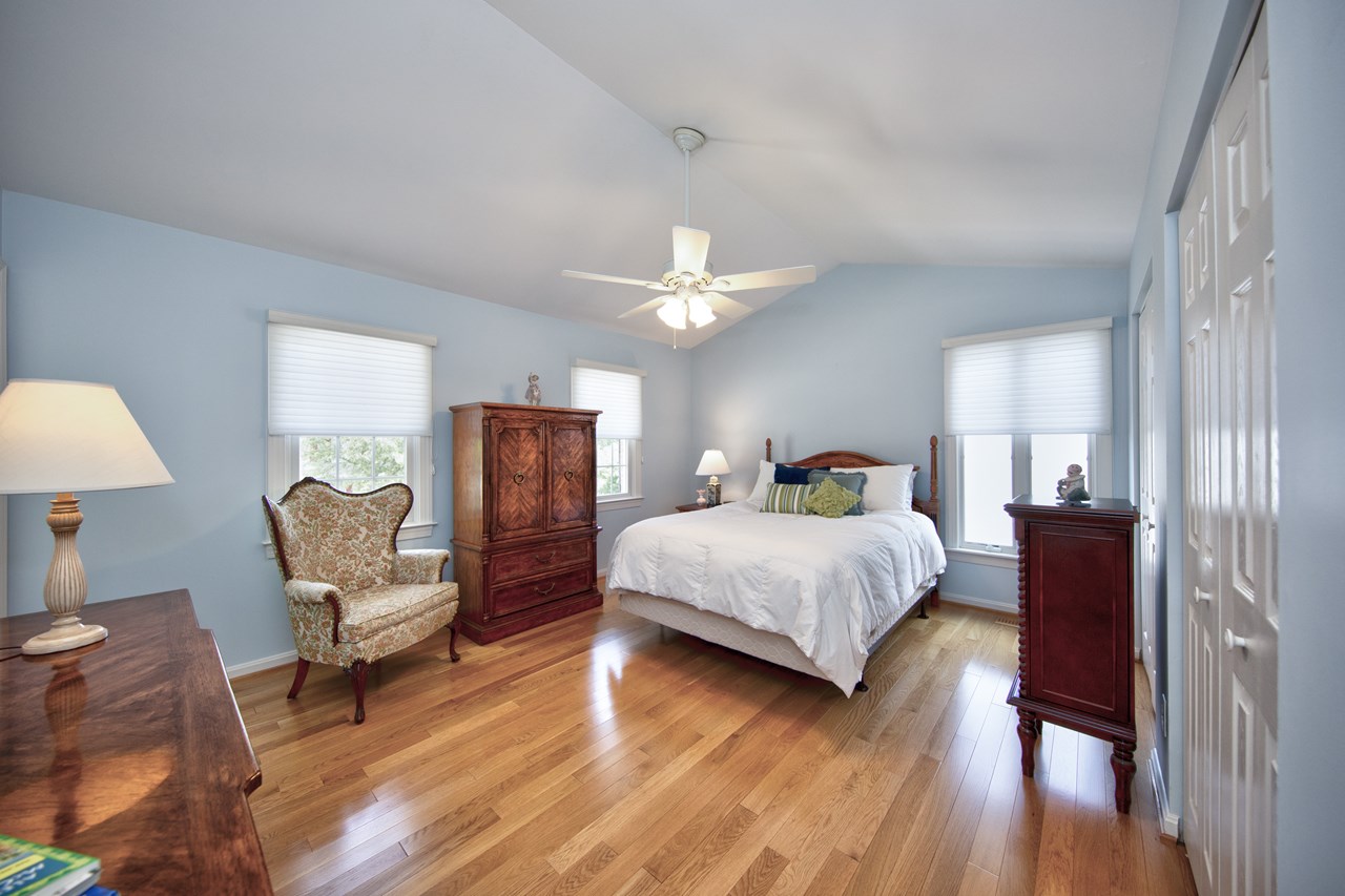 primary bedroom with vaulted ceiling