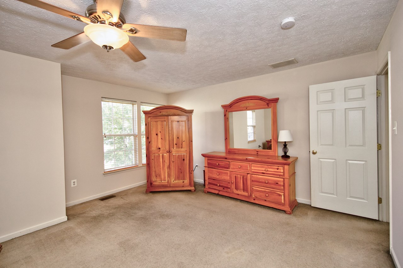 primary bedroom w/ walk in closet