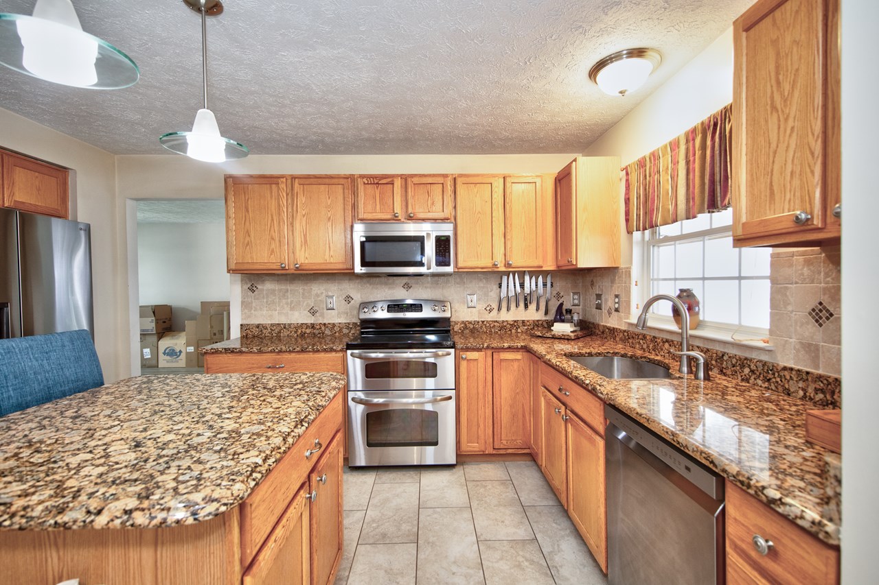 beautiful country kitchen w/ ss appliances