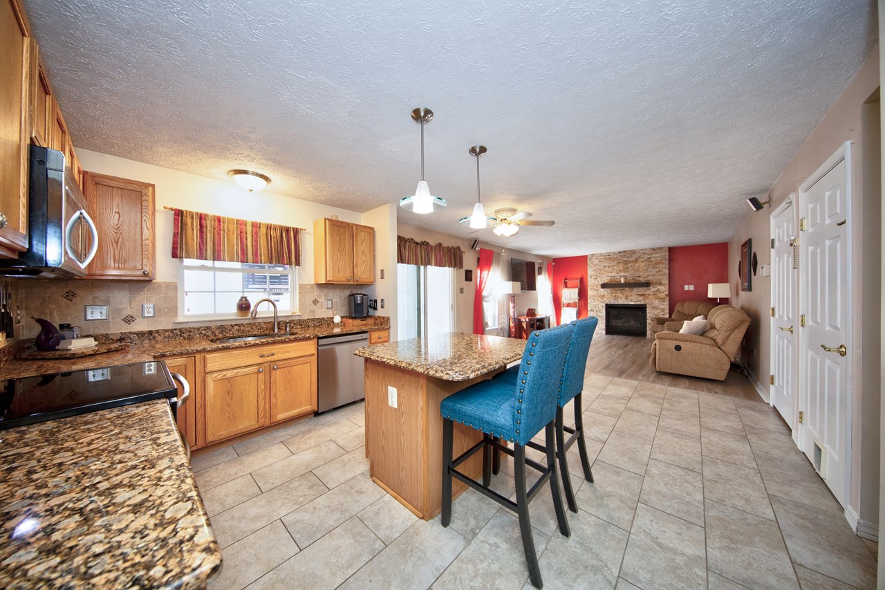 kitchen w/ island & table space