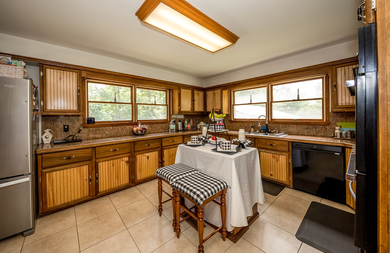 kitchen w/ all appliances & gas cooking