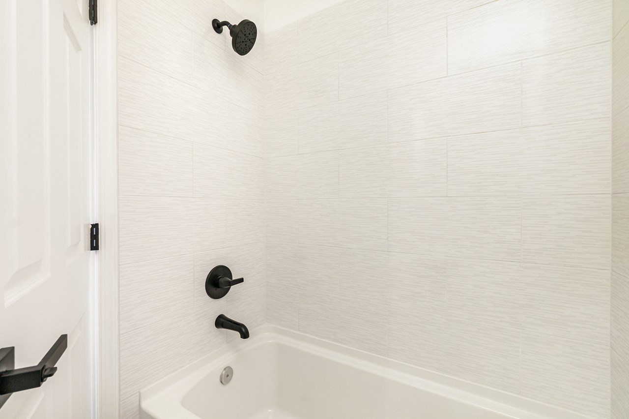 upper level full bathroom tiled tub/ shower
