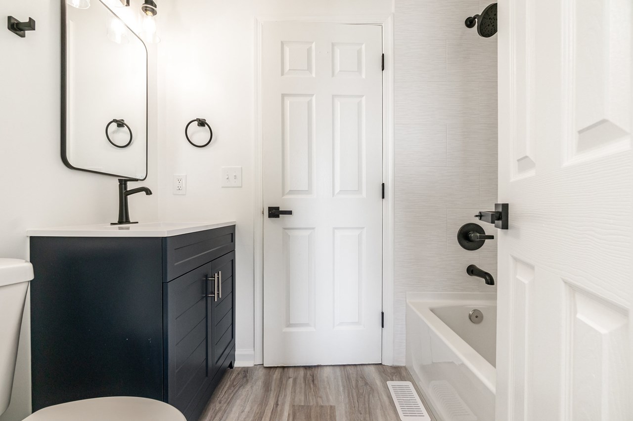 upper level full bath