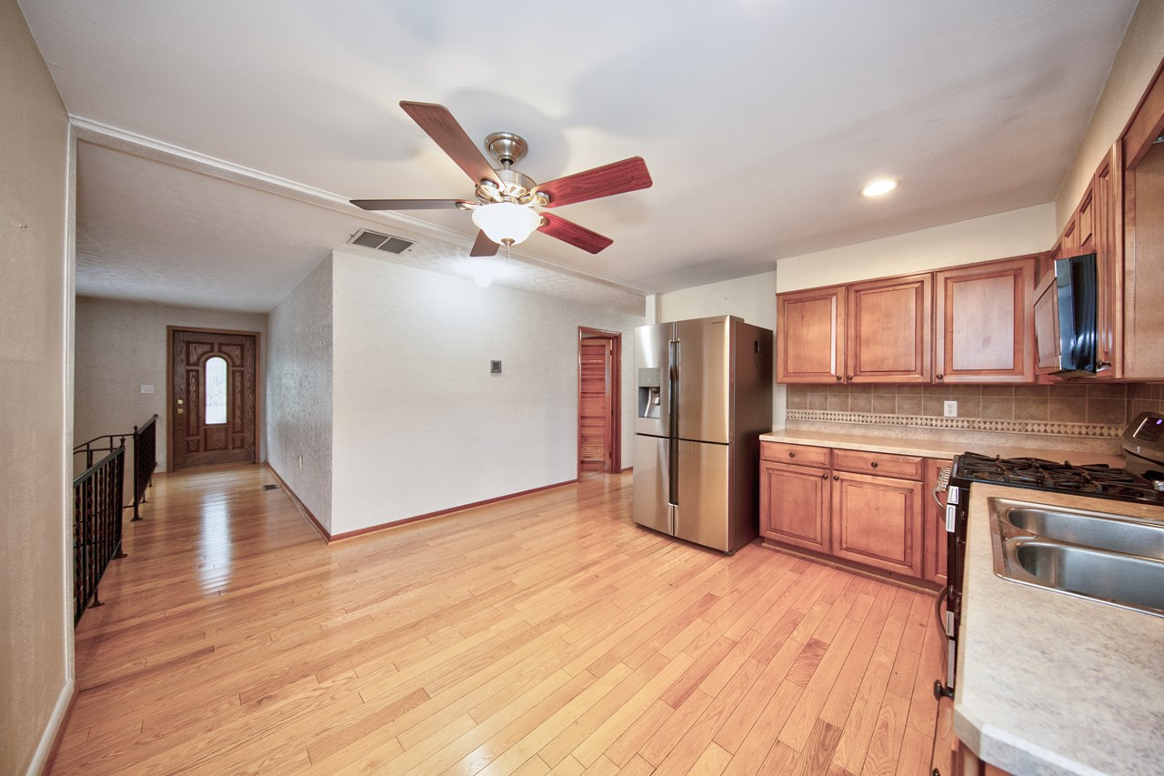 kitchen  w/ table space