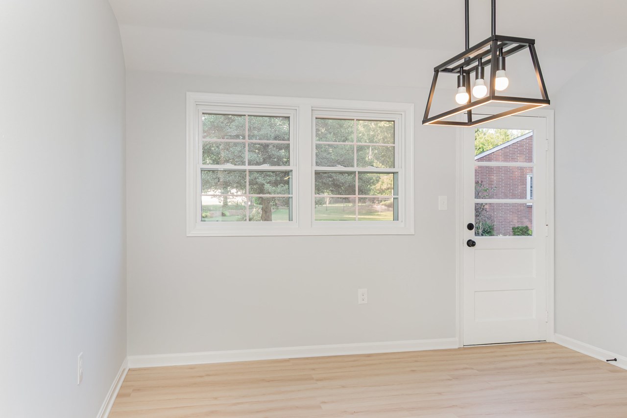 eat in area with back yard access