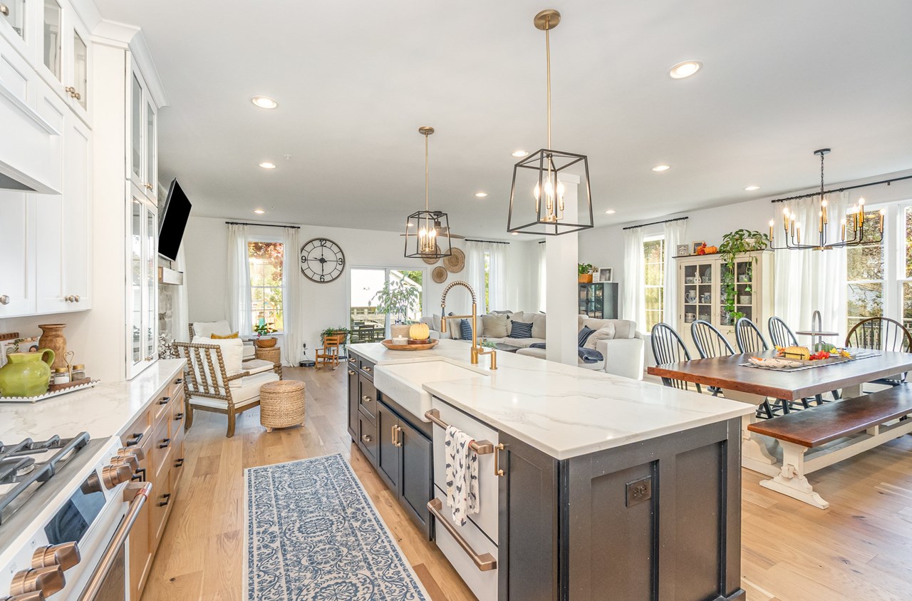 kitchen with island & all appliances