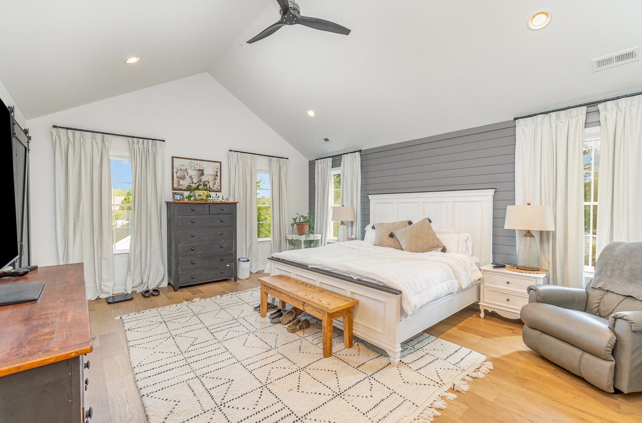 primary bedroom w/ vaulted ceiling
