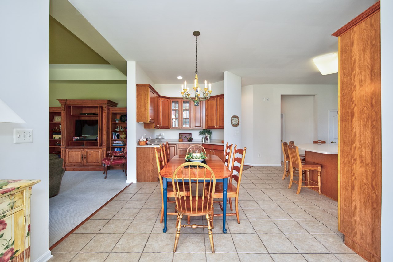 kitchen table space & secondary prep area