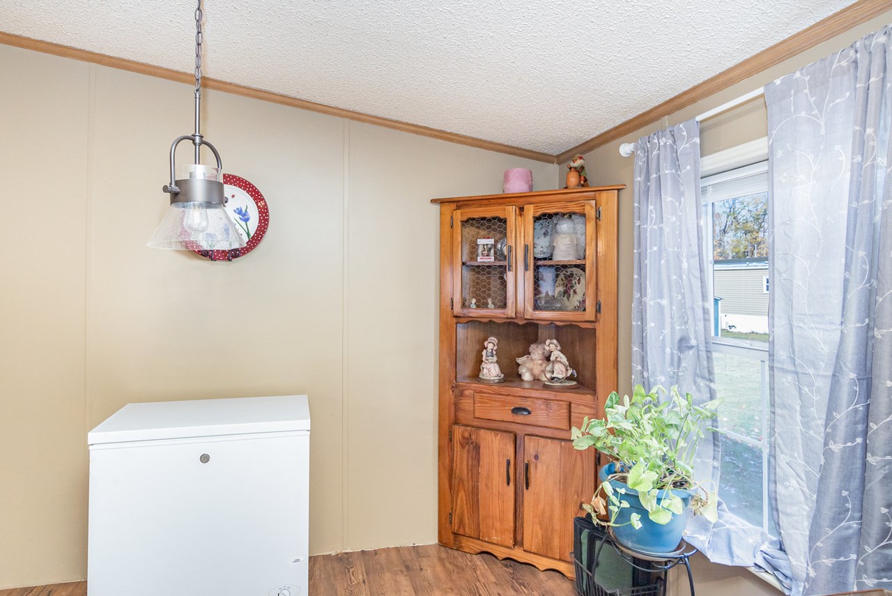 dining area off of kitchen