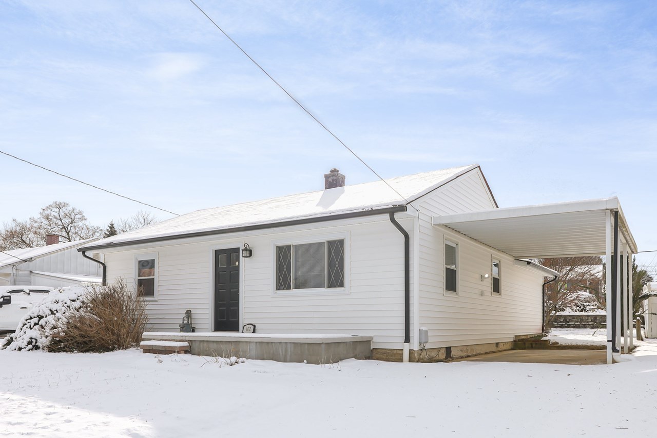 front of house with car port & driveway
