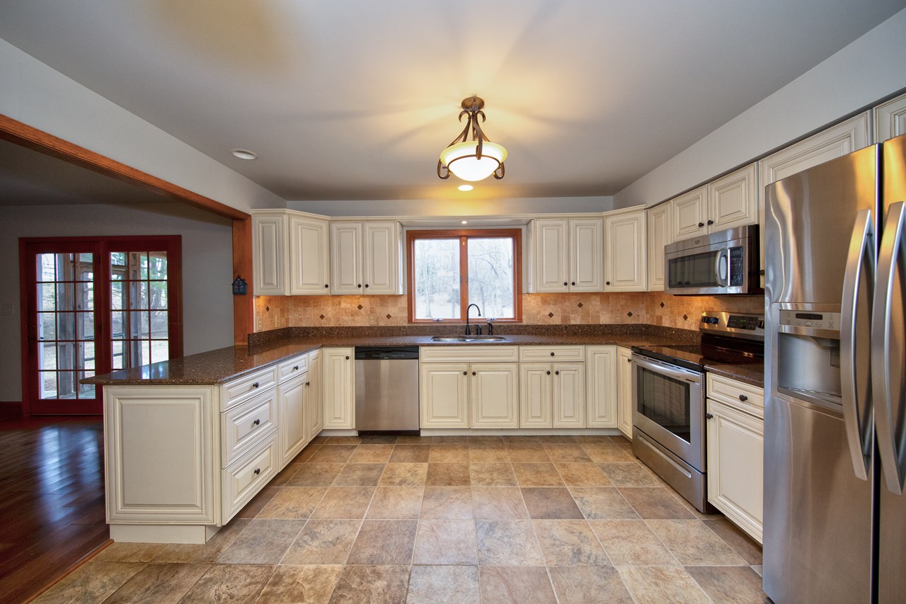 kitchen with all ss appliances