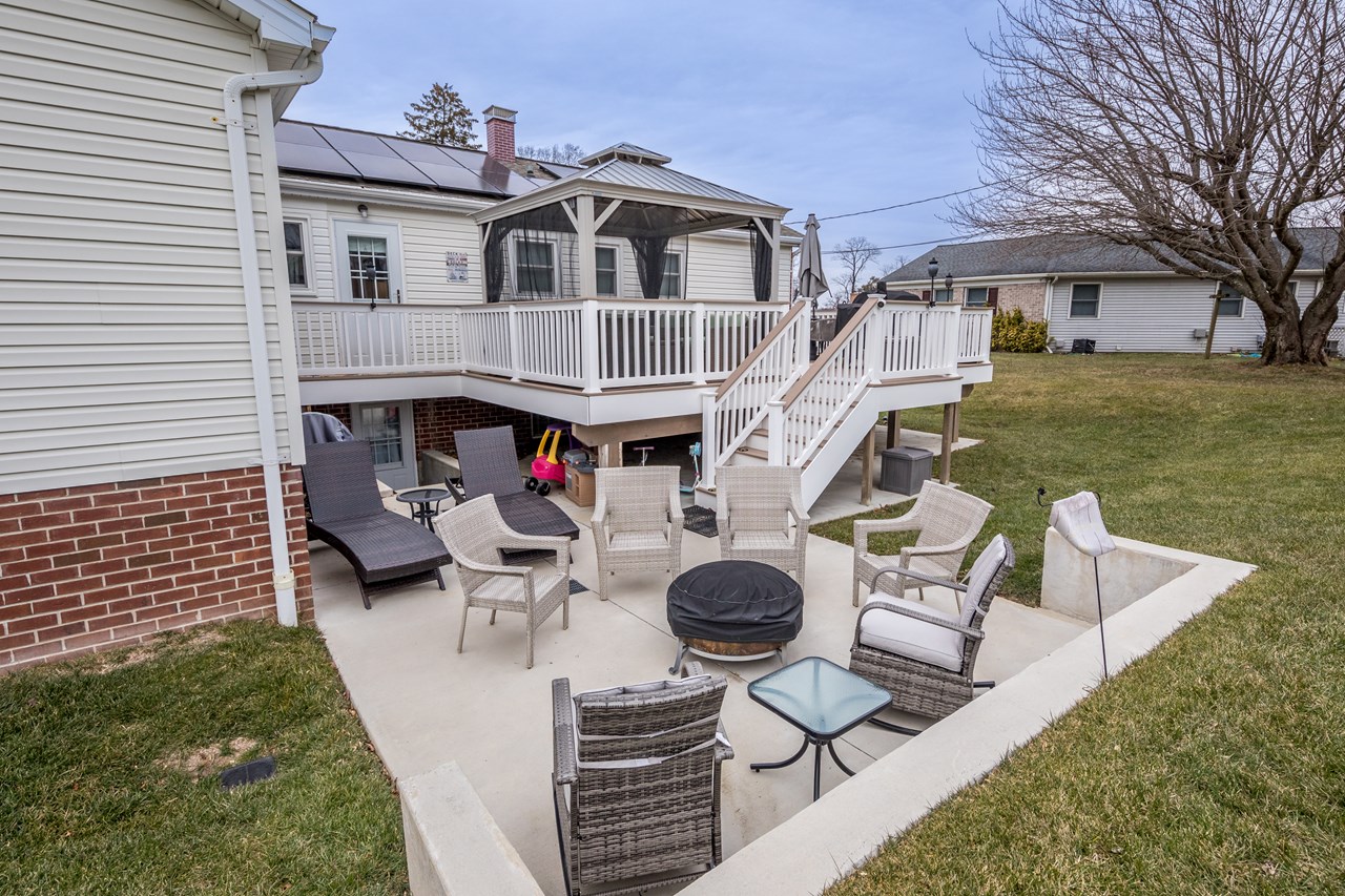 outdoor entertaining area