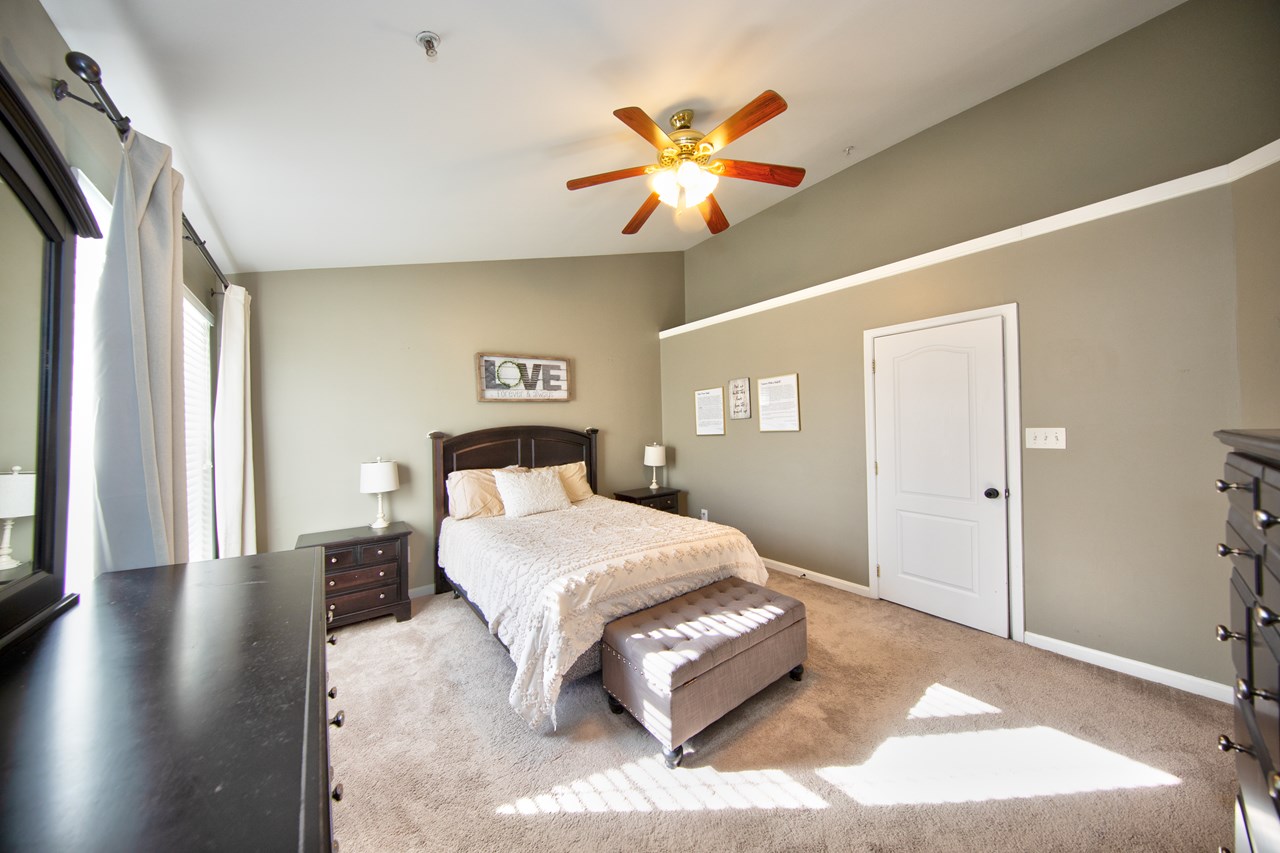 primary bedroom with vaulted ceiling