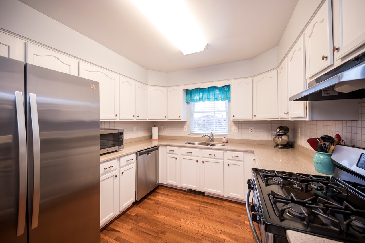 kitchen with all appliances & gas cooking