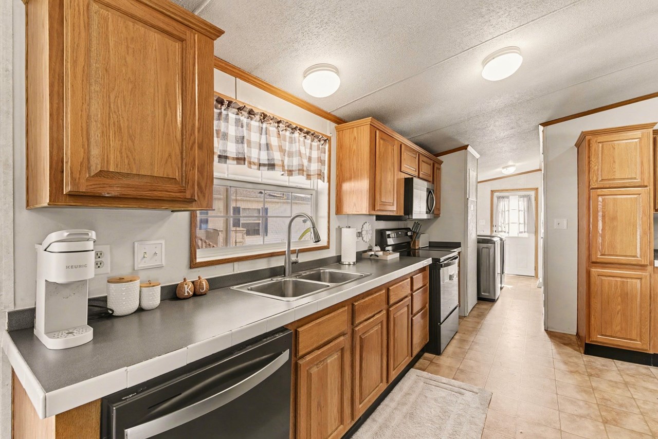 kitchen with double sink & all appliances