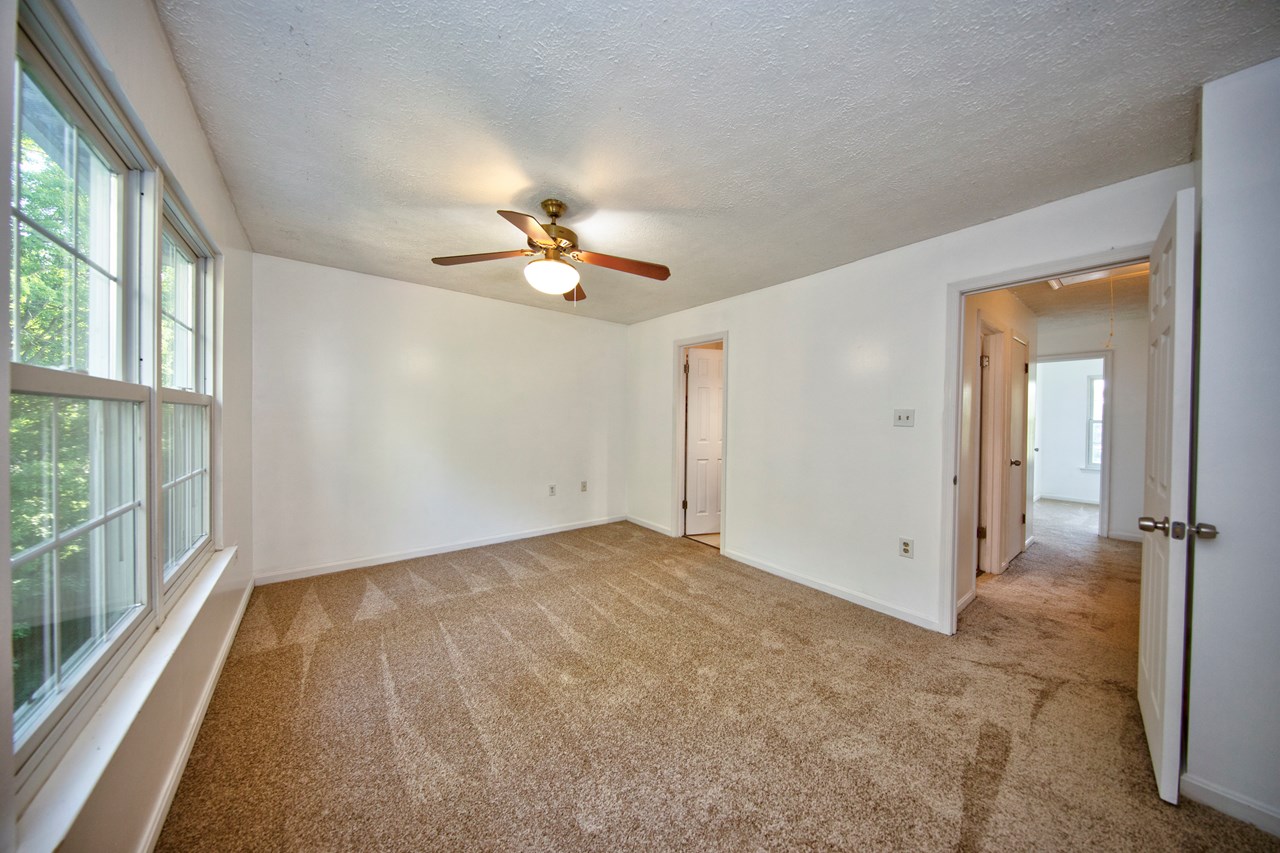 primary bedroom w/ bathroom access
