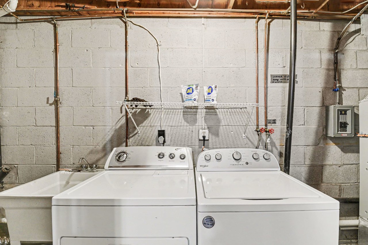 laundry room with utility sink