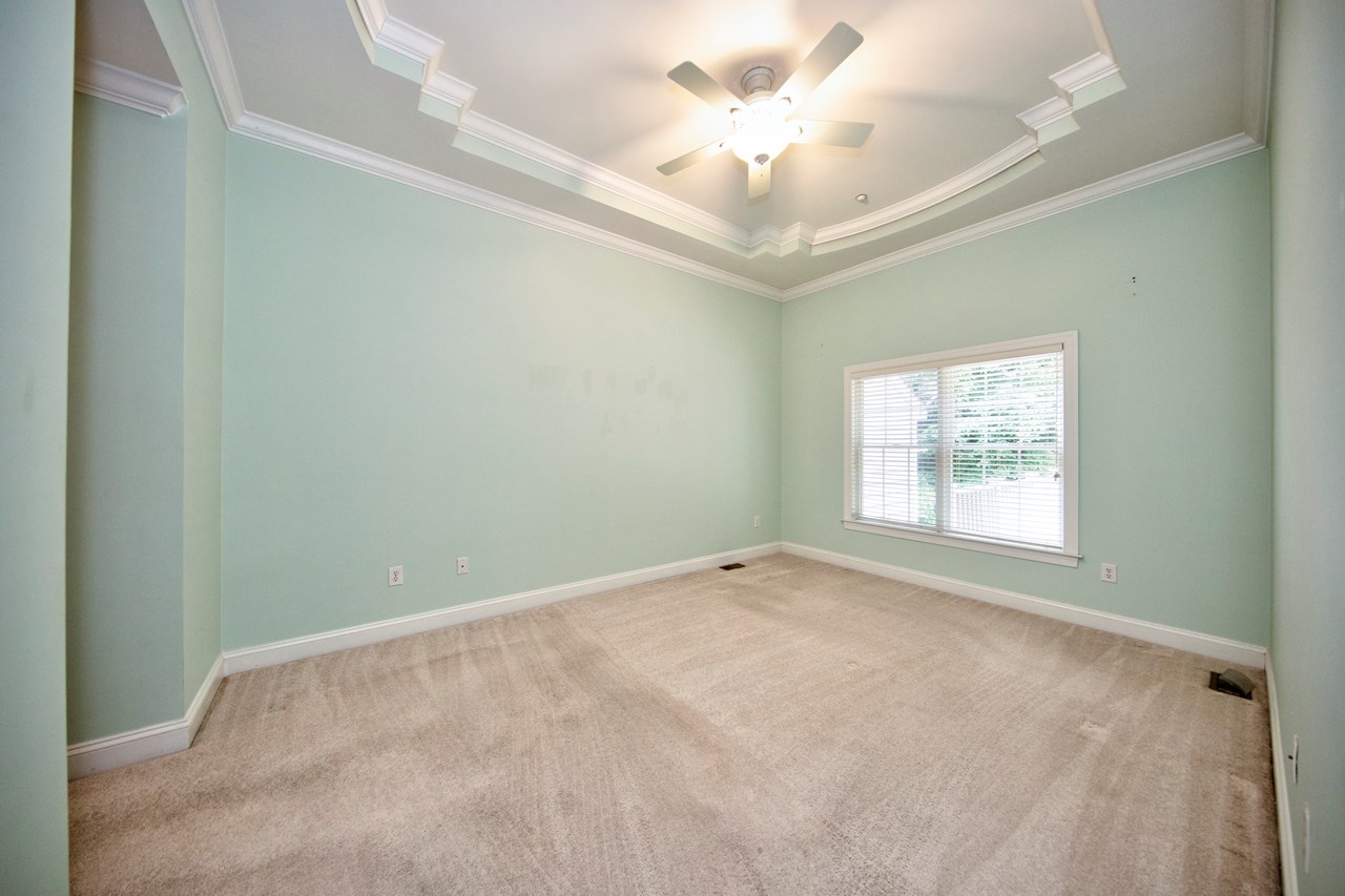 primary bedroom w/ en suite bath