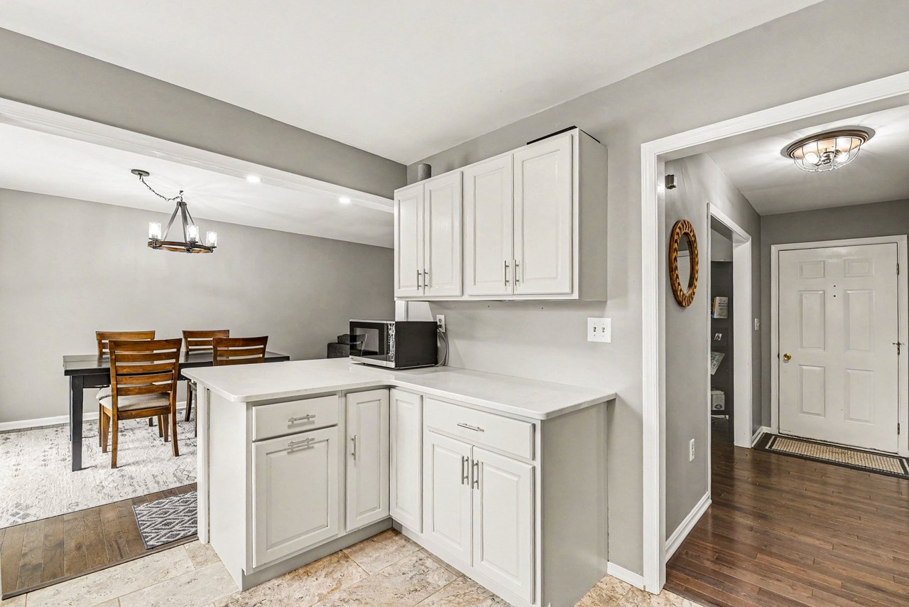 kitchen w/ breakfast bar