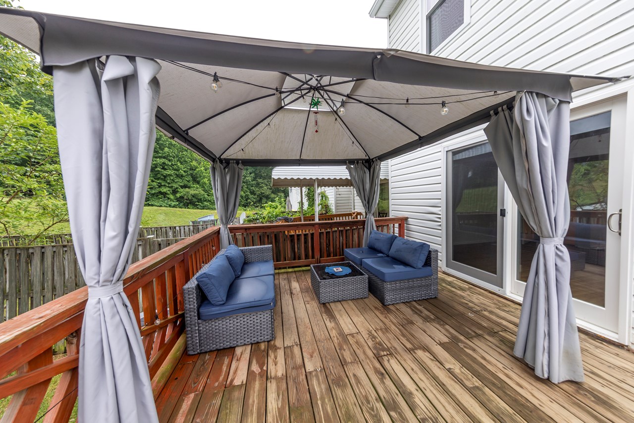 12*17 deck off of rear kitchen w/ stairs