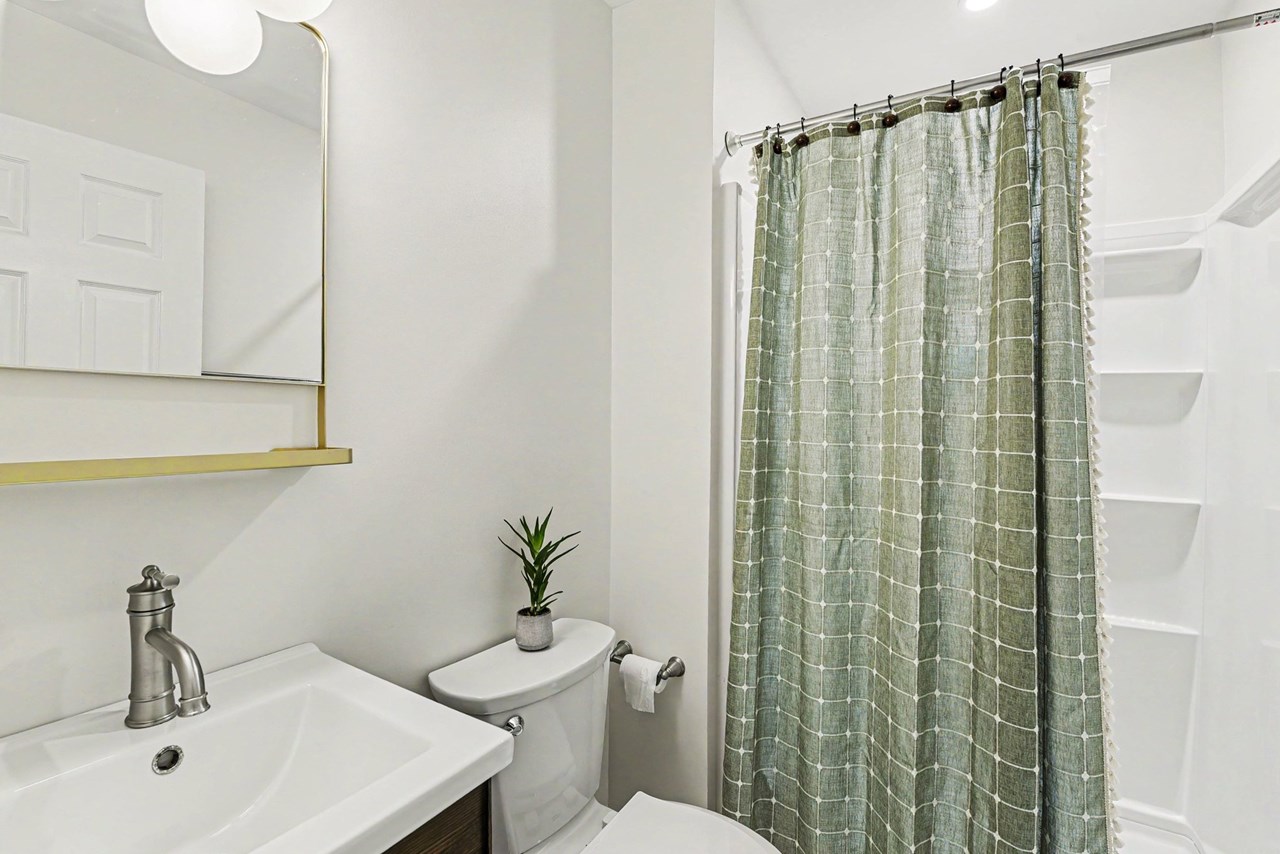 upper level full bathroom