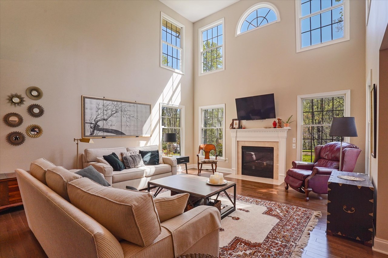2 story family room w/ fireplace