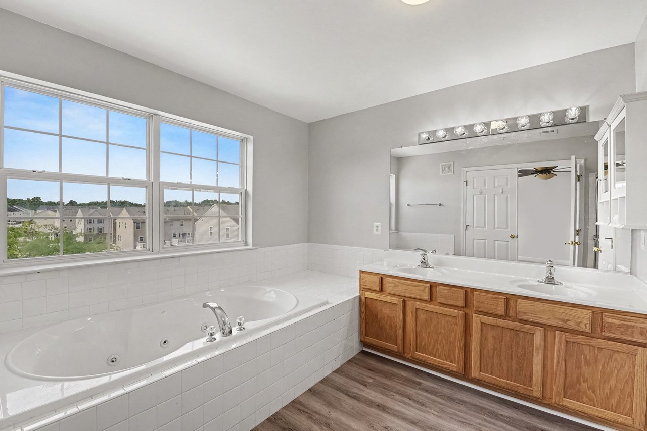 primary bathroom w/ soaking tub & double sinks