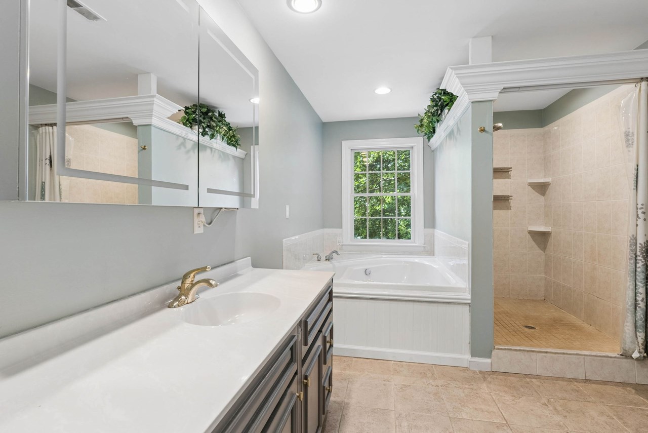 primary bathroom w/ soaking tub