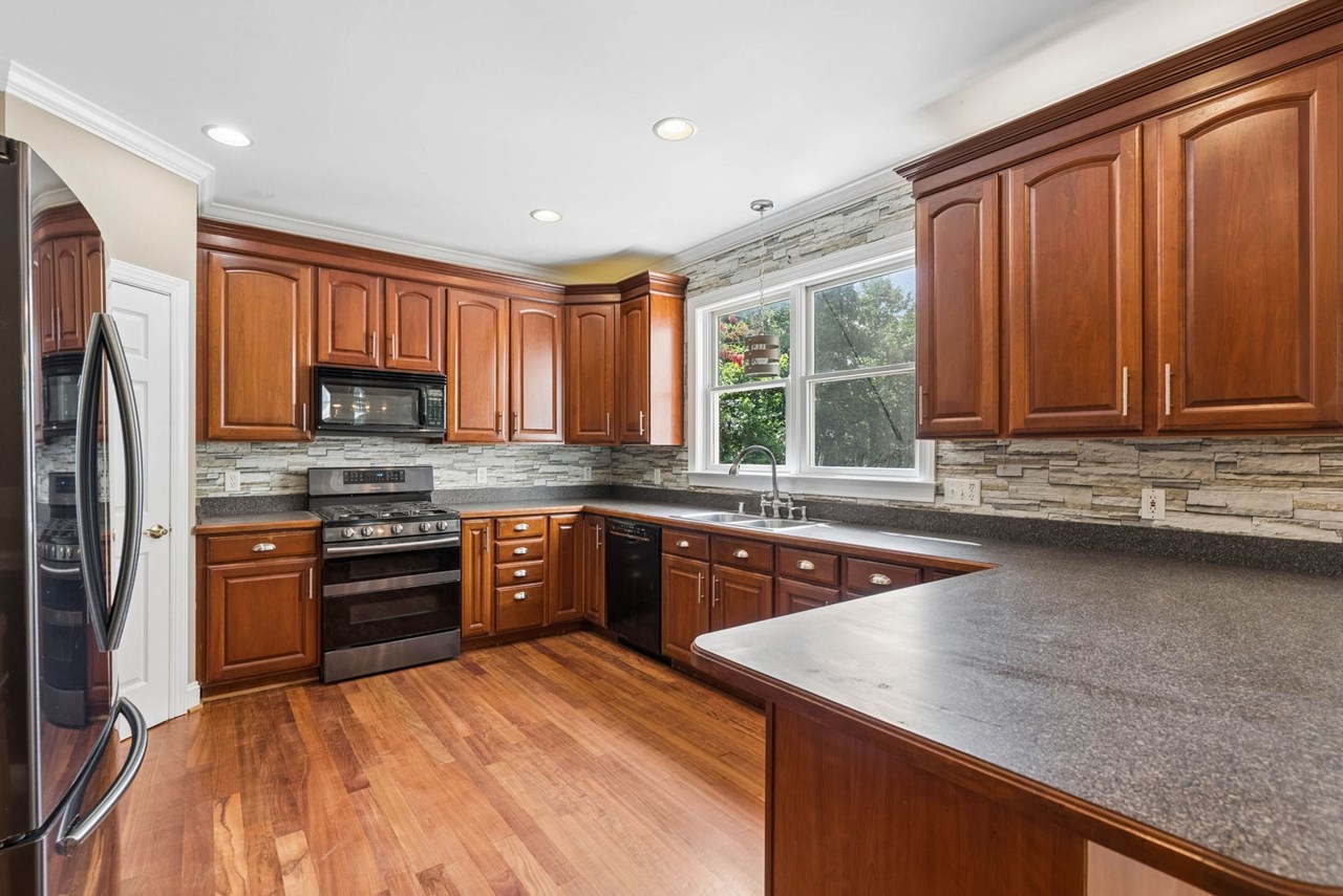 kitchen with all appliances & pantry